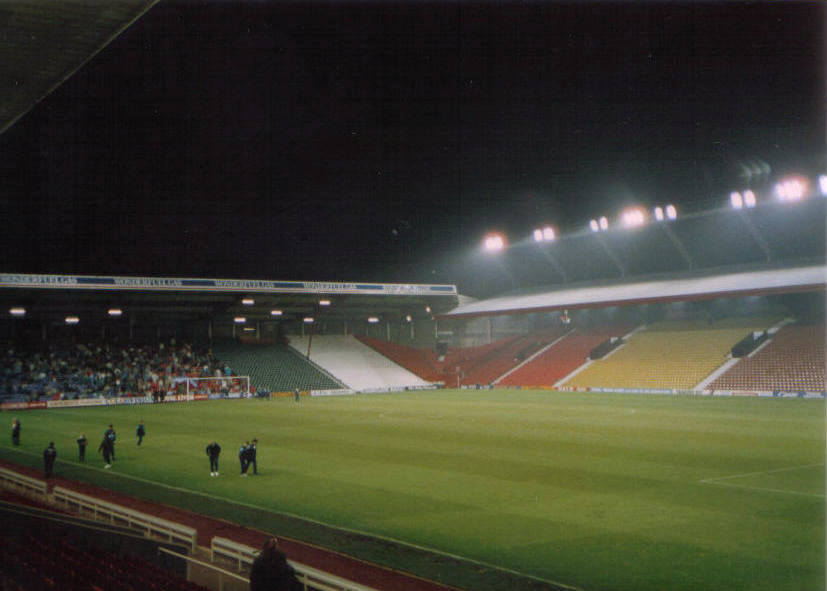 Vista nocturna del estadio Anfield antes de un partido de Premier League