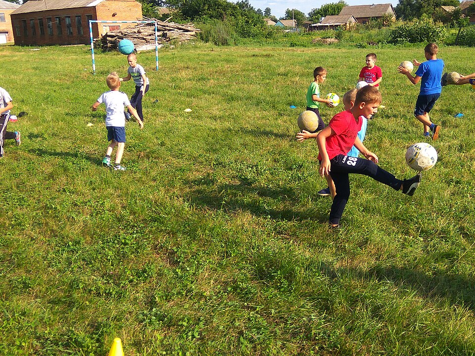 Panorámica de un partido nocturno con tribunas llenas