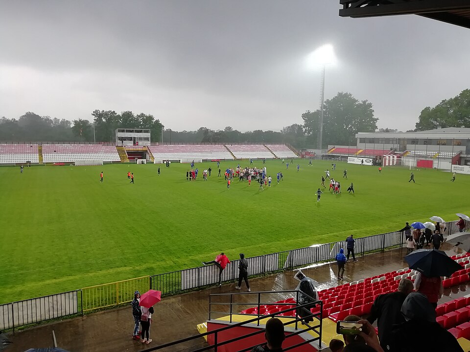 Hinchas siguiendo un partido de fútbol en un bar deportivo