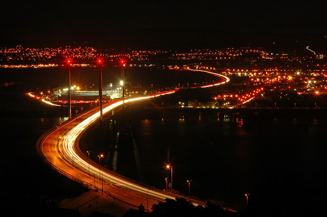Estadio de fútbol iluminado de noche