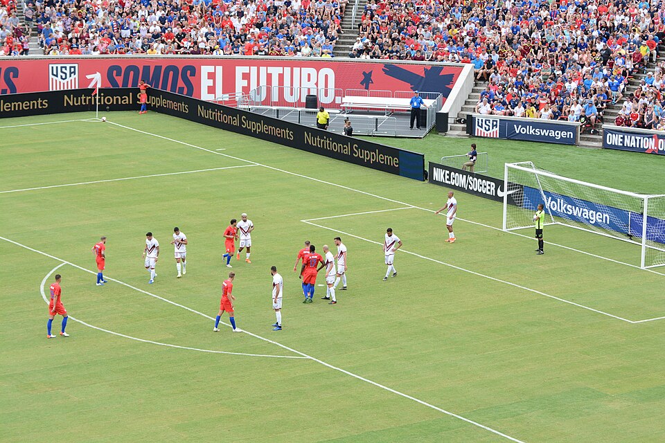 Jugador a punto de ejecutar un saque de esquina en un estadio argentino
